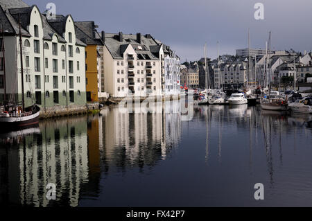 Boote und Gebäude entlang der Brosundet im Zentrum von Alesund. Stockfoto