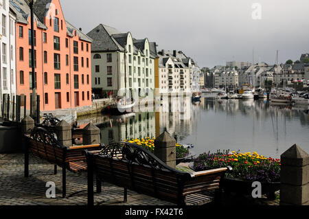 Boote und Gebäude entlang der Brosundet im Zentrum von Alesund. Stockfoto