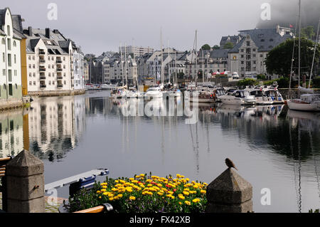 Boote und Gebäude entlang der Brosundet im Zentrum von Alesund. Stockfoto