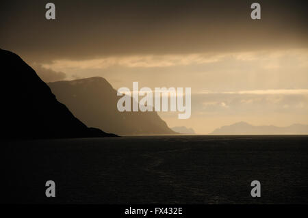 Gewitterwolken über Breisundet, in der Nähe von Alesund, Norwegen. Stockfoto