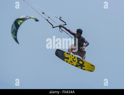Kitesurfen-Aktion. Tarifa, Costa De La Luz, Cádiz, Andalusien, Südspanien. Stockfoto