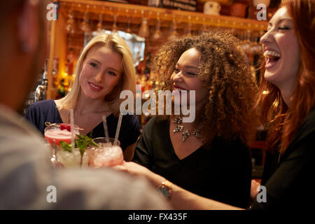 Gruppe von Freunden treffen für Getränke am Abend In der Cocktail-Bar