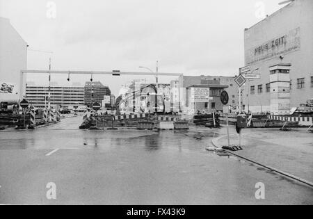 Archiv-Bild des ehemaligen Checkpoint Charlie in der Nähe von Potsdamer Platz, Berlin, Deutschland, März 1994 mit Baustellen Stockfoto