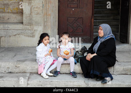 Zwei kleine Kinder und Frauen, Istanbul, Türkei Stockfoto