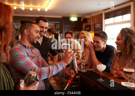 Menschen lernen, wie man bei Lektion Cocktail Mixen In Bar Stockfoto