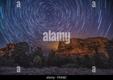 Sternspuren über Gerichtsgebäude Butte Stockfoto