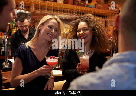 Gruppe von Freunden treffen für Getränke am Abend In der Cocktail-Bar Stockfoto