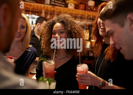 Gruppe von Freunden treffen für Getränke am Abend In der Cocktail-Bar Stockfoto