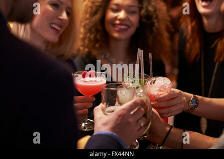 Gruppe von Freunden machen einen Toast In Cocktail-Bar Stockfoto
