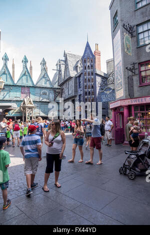 Touristen In Winkelgasse Gegend der Wizarding Welt von Harry Potter Attraktion in den Universal Studios Orlando Florida Stockfoto