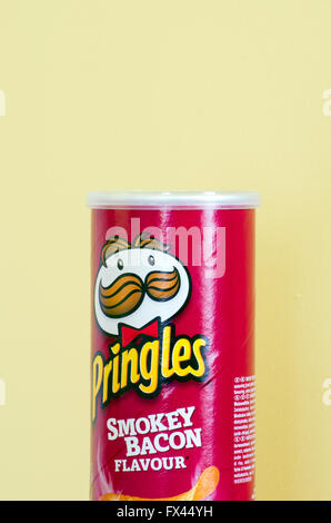 Rohr von Pringles Smokey Speck Geschmack Chips oder Pommes frites Stockfoto