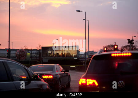 Turkish Airlines Billboard auf einen Kreisverkehr bei Sonnenaufgang am Flughafen Heathrow, London, England, UK. Stockfoto