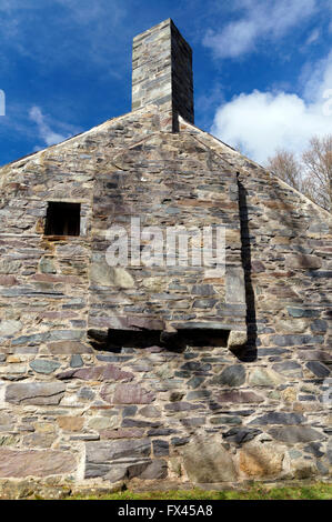 Y Garreg Fawr Schiefer Bauernhaus aus Waunfawr, Caernarfonshire, North Wales, National History Museum, St Fagans, Cardiff, Wales. Stockfoto