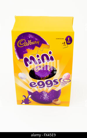 Cadbury Mini Eiern Schokolade Easter Egg auf einem weißen Hintergrund, UK Stockfoto