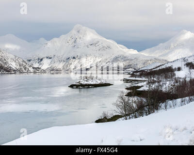 Panorama Winterlandschaft der Vestfjord in der Nähe von Lodingen E10 hrfreie Weg zu den Lofoten Inseln, Nord-Norwegen Stockfoto