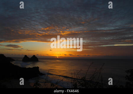 Sonnenuntergang in Fernando De Noronha - Pernambuco - Brasilien, gesehen von Forte Boldró. Stockfoto