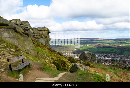 Kuh und Kalb Rock-Funktion mit Ilkley im Hintergrund in Ilkley Moor, West Yorkshire, Großbritannien. Stockfoto