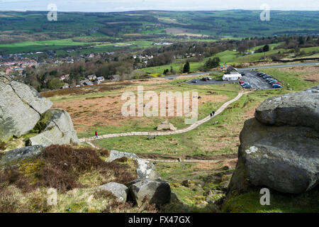 Mit Blick auf die Kuh und Kalb Rock Cafe von der Spitze des Felsen klettern, Ilkley Moor, West Yorkshire, Großbritannien. Stockfoto