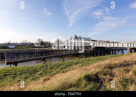 Crosskeys Bridge ist eine Hängebrücke über Fluss Nene, Sutton Bridge, Lincolnshire, England, UK Stockfoto