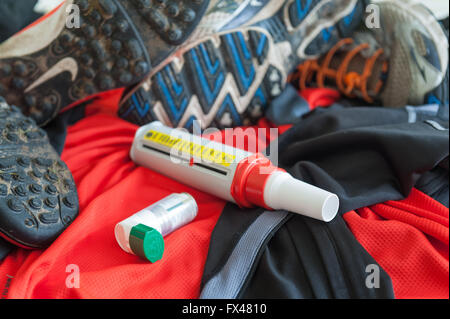 Sport-induzierten Asthma Peak Flow Laufschuhe Kit Getriebe mit Assistenten Inhalatoren und Pumpen Stockfoto