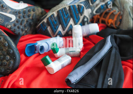 Sport-induzierten Asthma Peak Flow Laufschuhe Kit Getriebe mit Assistenten Inhalatoren und Pumpen Stockfoto