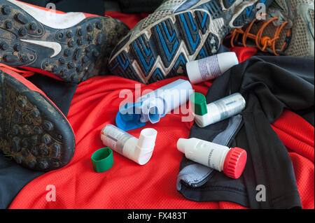 Sport-induzierten Asthma Peak Flow Laufschuhe Kit Getriebe mit Assistenten Inhalatoren und Pumpen Stockfoto