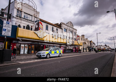 Im Winter befinden sich am Meer Vergnügungsparks in Southend-on-Sea, Essex, Großbritannien. Die Polizei nimmt Teil. Polizeiauto in Anwesenheit Stockfoto