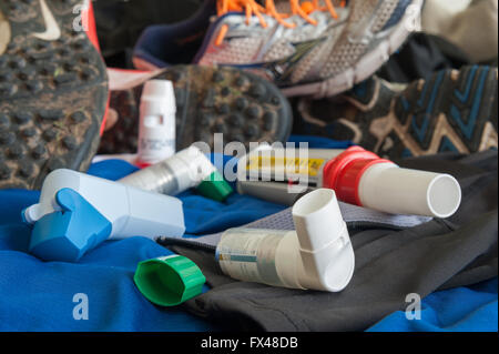 Sport-induzierten Asthma Peak Flow Laufschuhe Kit Getriebe mit Assistenten Inhalatoren und Pumpen Stockfoto