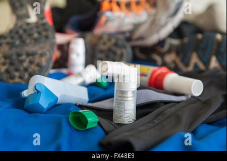 Sport-induzierten Asthma Peak Flow Laufschuhe Kit Getriebe mit Assistenten Inhalatoren und Pumpen Stockfoto