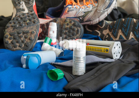 Sport-induzierten Asthma Peak Flow Laufschuhe Kit Getriebe mit Assistenten Inhalatoren und Pumpen Stockfoto