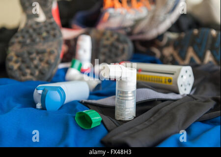 Sport-induzierten Asthma Peak Flow Laufschuhe Kit Getriebe mit Assistenten Inhalatoren und Pumpen Stockfoto