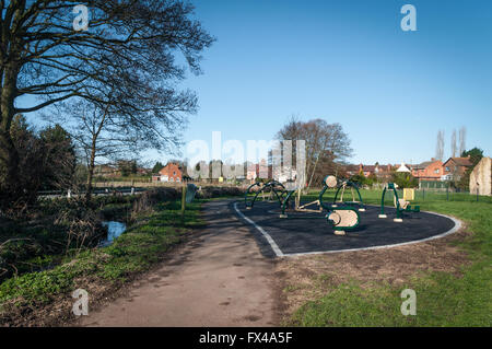 Outdoor-Fitnessgeräte für den öffentlichen Gebrauch in Lickey End Park, Bromsgrove. Stockfoto