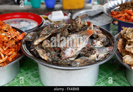 Gebratene Krabben und Fisch zum Verkauf auf dem Display zum Verkauf an einem lokalen Straßenstand durch U Bein Brücke, Taungthaman See, Amarapura, Mandalay, Myanmar (Burma) Stockfoto