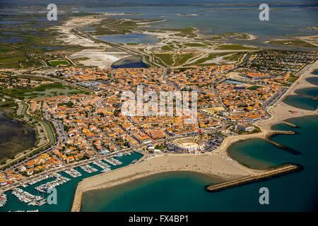 Luftaufnahme, Notre-Dame-de-la-Mer, die Innenstadt von Saintes-Maries-de-la-Mer, Provence, Camargue, Saintes-Maries-de-la-Mer, Frankreich Stockfoto