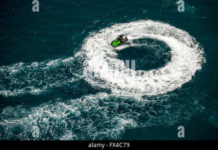 Luftaufnahme, bewegt sich Jet in einen Kreis, Kreis-Antrieb, grüne Jetski, Jetski auf das Mittelmeer bei Leucate, Le Barcarès, Stockfoto