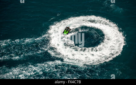 Luftaufnahme, bewegt sich Jet in einen Kreis, Kreis-Antrieb, grüne Jetski, Jetski auf das Mittelmeer bei Leucate, Le Barcarès, Stockfoto