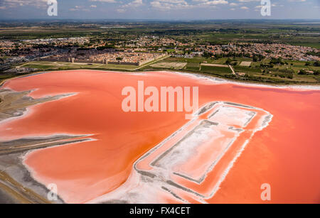 Antenne, Salz Pfannen, Salzseen von Aigues-Mortes, Mittelmeer, Camargue, Südfrankreich, rote Salzseen, Salz-Extraktion, Stockfoto