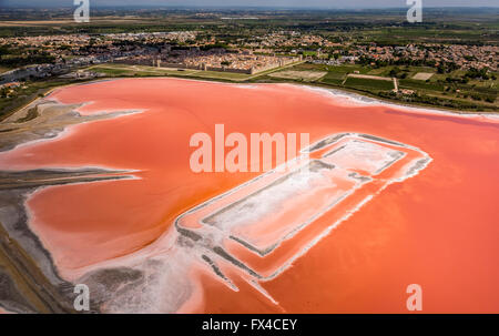 Antenne, Salz Pfannen, Salzseen von Aigues-Mortes, Mittelmeer, Camargue, Südfrankreich, rote Salzseen, Salz-Extraktion, Stockfoto