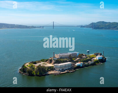 Luftaufnahme, Alcatraz, Golden Gate Bridge im Hintergrund, Alcatraz Island mit Leuchtturm bei Gegenlicht, San Francisco, Stockfoto