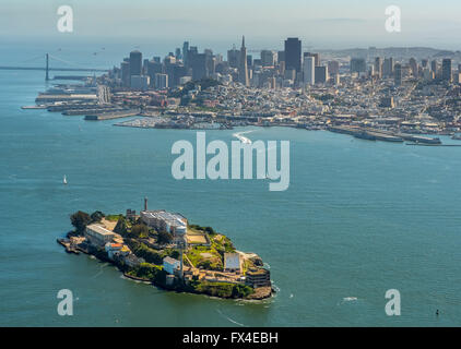 Luftaufnahme, Alcatraz, Alcatraz Island mit Leuchtturm und San Francisco im Hintergrund, San Francisco, San Francisco Bay Stockfoto