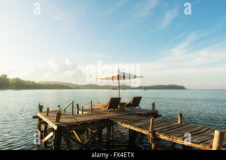 Sommer, Reisen, Urlaub und Ferien-Konzept - Tropical Beachresort mit Liegestühlen und Sonnenschirmen in Phuket, Thailand Stockfoto