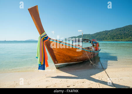 Sommer, Reisen, Urlaub und Ferien-Konzept - tropischen Strand, Longtail Boote auf Lipe Island in Satun, Thailand Stockfoto