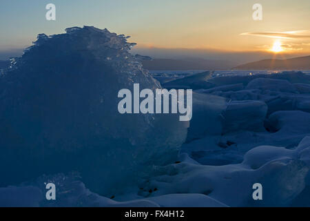 Sonnenaufgang über den Eisschollen. Stockfoto