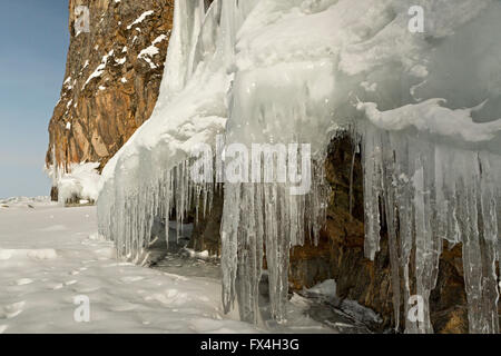 Riesige Eiszapfen auf Felsen. Stockfoto