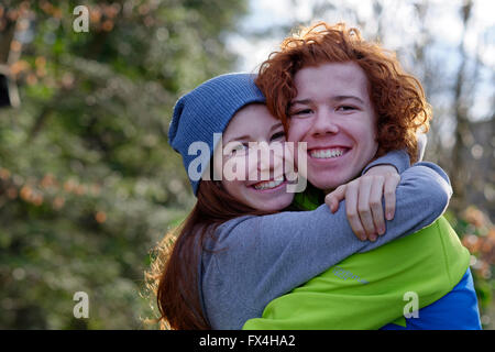 Bruder und Schwester umarmt, Rothaarige Geschwister, Geschwister Liebe, Bayern, Deutschland Stockfoto