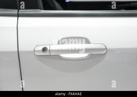 Griff einer weißen Perle Autotür Stockfoto