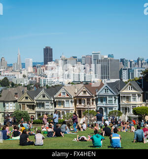 Touristen, viktorianischen Häusern, Painted Ladies, Postcard Row, Alamo Square, Steiner Street, San Francisco, Kalifornien, USA Stockfoto