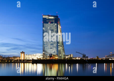 Europäische Zentralbank in der Abenddämmerung, Architekt, Coop Himmelblau, Frankfurt, Hessen, Deutschland Stockfoto