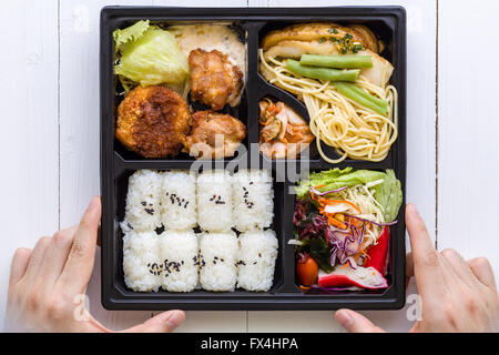 Bento box Set, traditionelles japanisches Essen Mittags eingestellt. Stockfoto