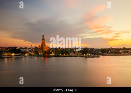 Nachtansicht des Wat Arun Tempel und Chao Phraya River, Bangkok, Thailand Stockfoto